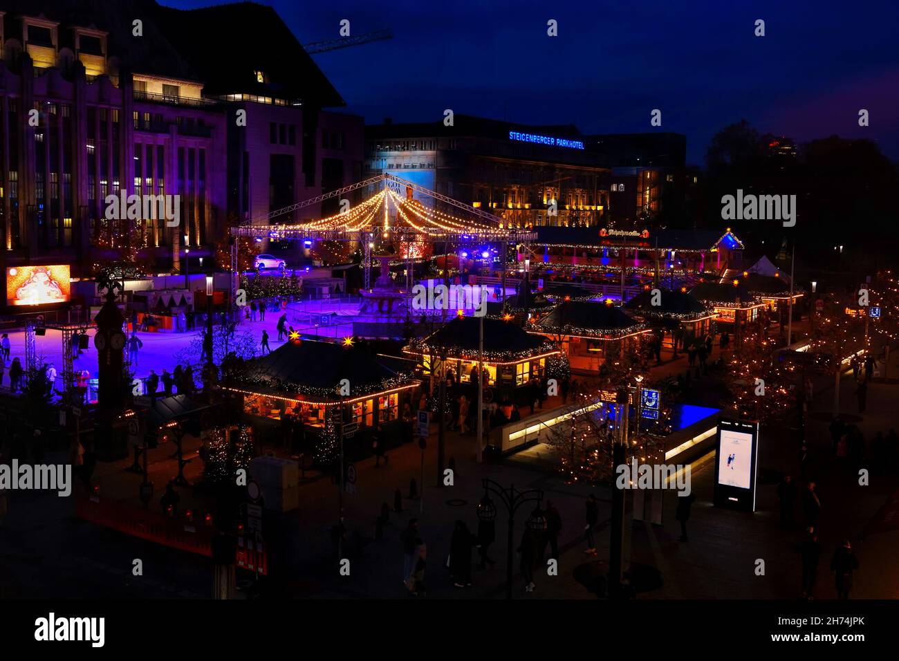 Luftaufnahme des Düsseldorfer Weihnachtsmarktes 2021 in der Düsseldorfer Innenstadt mit Eislaufbahn. Stockfoto