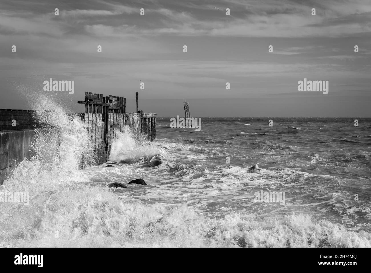 Wellen krachen am Strand von Rye Stockfoto