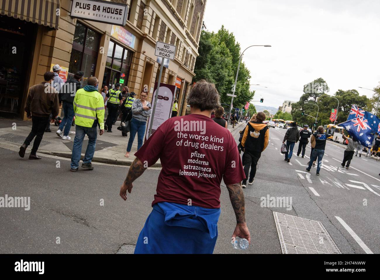 Während der Demonstration marschieren die Demonstranten durch die Straßen und protestieren auf die Straßen, um gegen die COVID-19-Sperren und Impfmandate zu protestieren. In allen größeren Städten Australiens wurden im Rahmen eines globalen Aktionstages gegen obligatorische Impfstoffe, Sperren und Einschränkungen, die während der Pandemie verhängt wurden, Proteste organisiert. (Foto von Oliver Haynes / SOPA Images/Sipa USA) Stockfoto