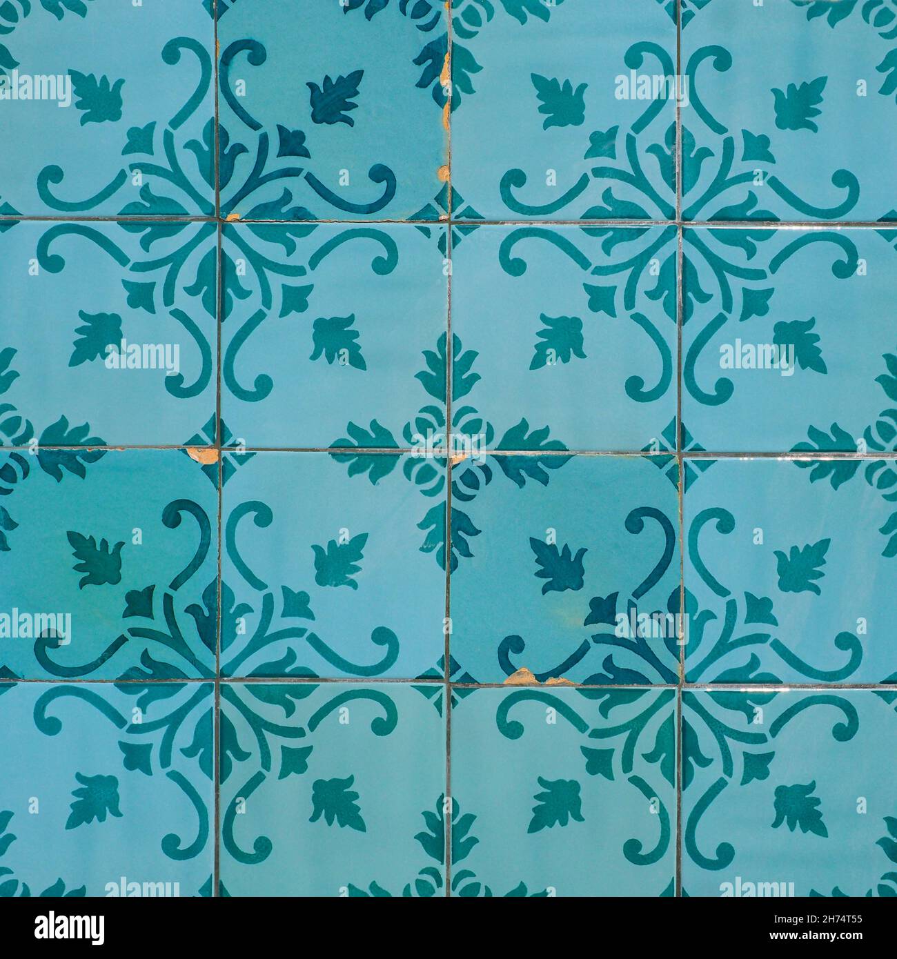 Fragment der Gebäudewand mit bunten keramischen Wandfliesen. Abstrakt dekorativer Hintergrund. Azulejos, traditionelle, reich verzierte portugiesische Architektur. Stockfoto