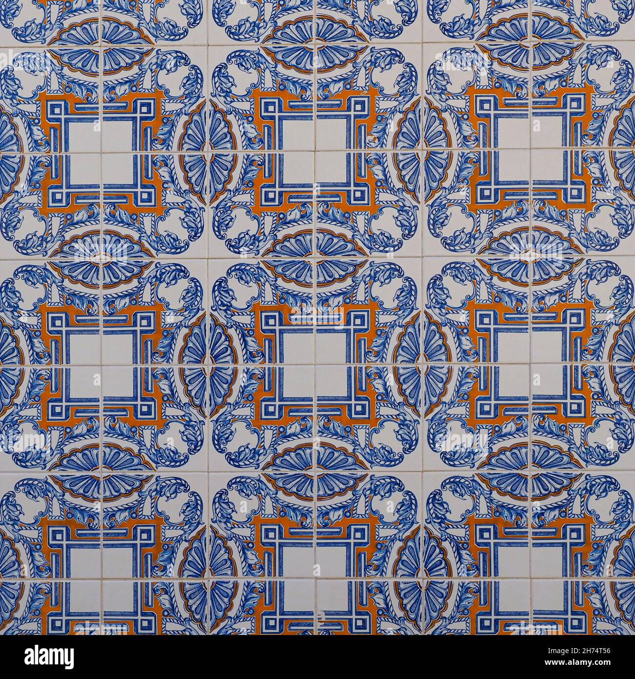 Fragment der Gebäudewand mit bunten keramischen Wandfliesen. Abstrakt dekorativer Hintergrund. Azulejos, traditionelle, reich verzierte portugiesische Architektur. Stockfoto