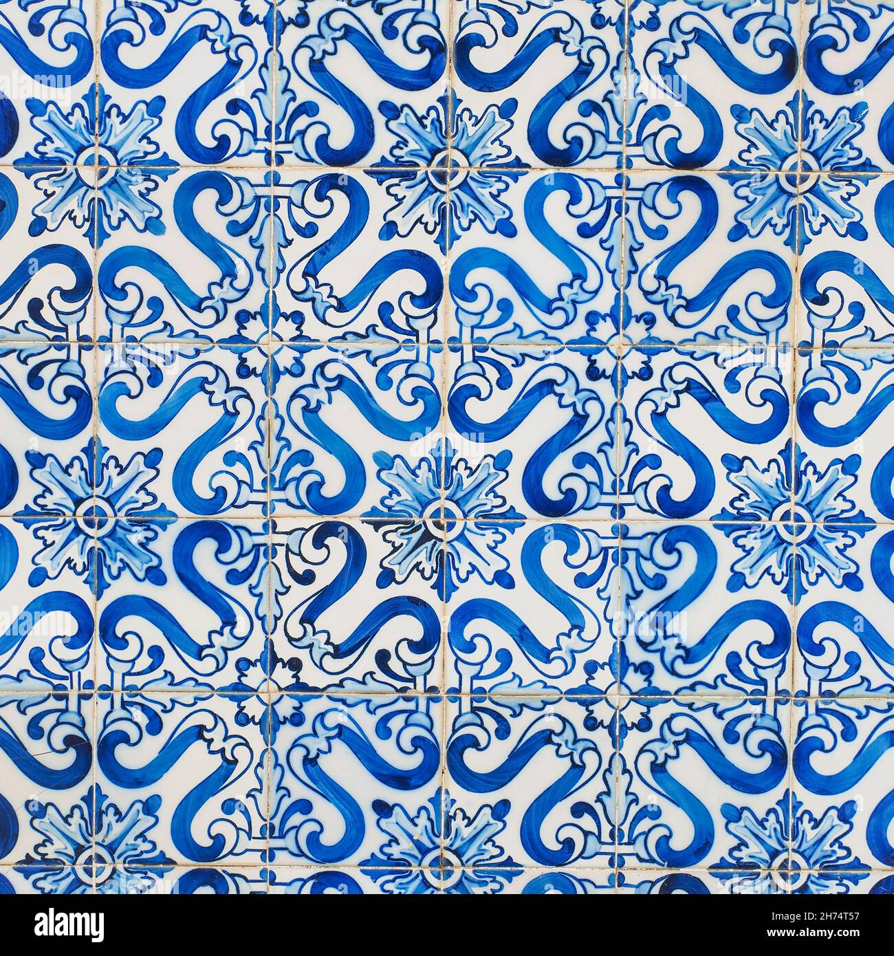 Fragment der Gebäudewand mit bunten keramischen Wandfliesen. Abstrakt dekorativer Hintergrund. Azulejos, traditionelle, reich verzierte portugiesische Architektur. Stockfoto