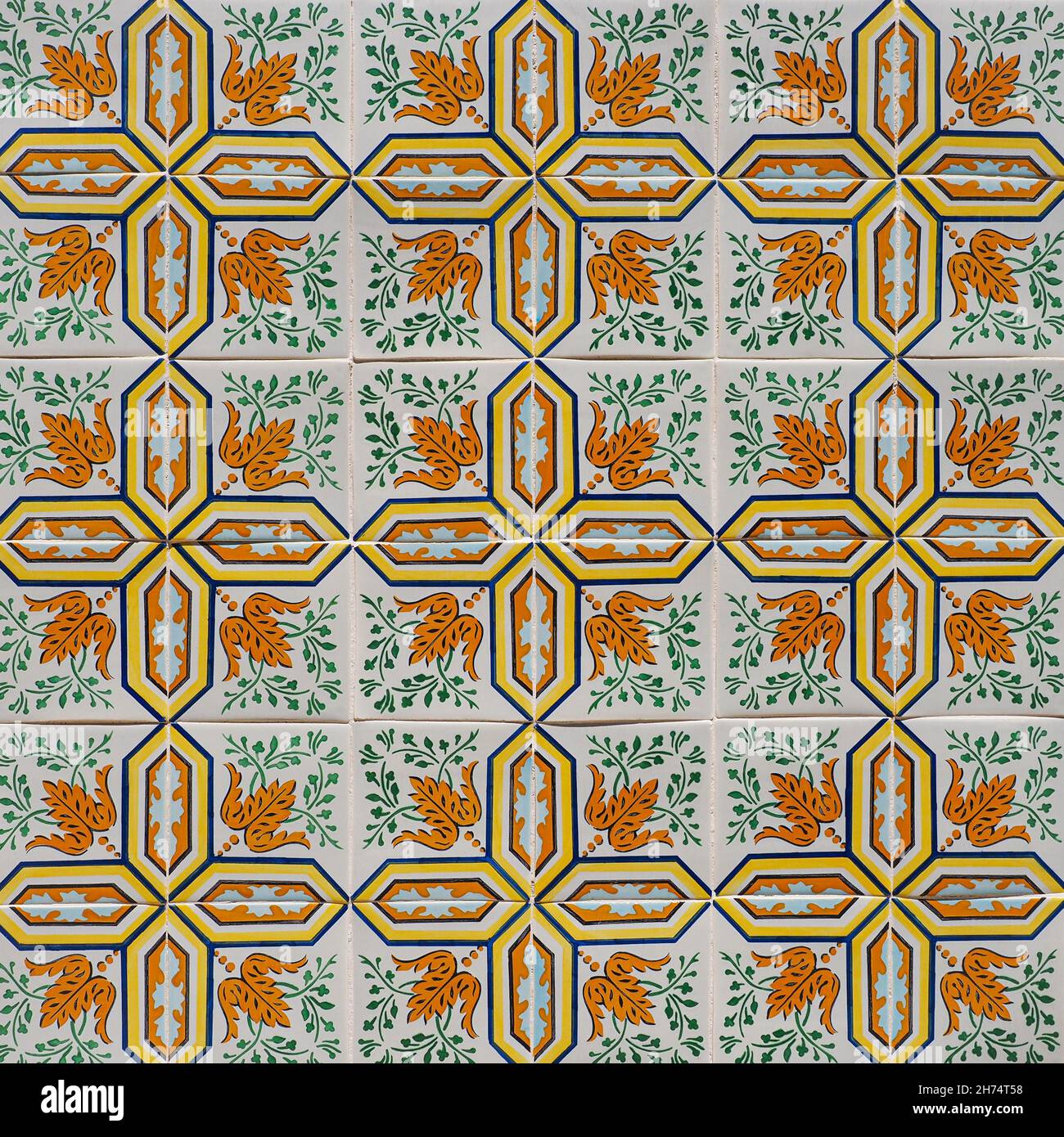 Fragment der Gebäudewand mit bunten keramischen Wandfliesen. Abstrakt dekorativer Hintergrund. Azulejos, traditionelle, reich verzierte portugiesische Architektur. Stockfoto