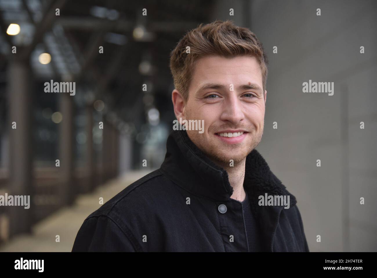 Köln, Deutschland. 19th. November 2021. Der Schauspieler Dominik Flade (Rolle Yannick Ziegler) ist in der RTL-Serie alles was zählt vor der Kamera. Quelle: Horst Galuschka/dpa/Alamy Live News Stockfoto