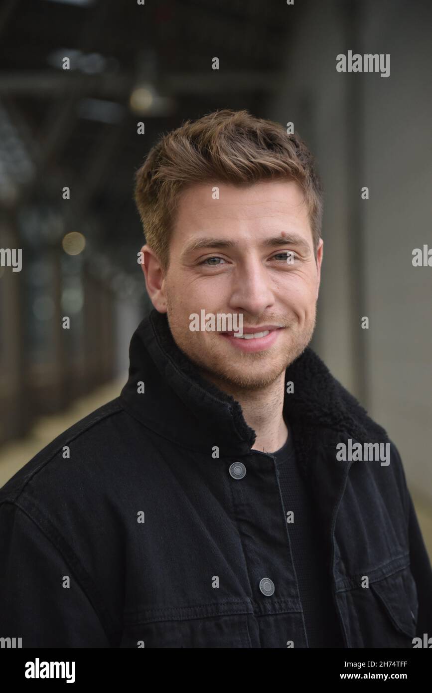 Köln, Deutschland. 19th. November 2021. Der Schauspieler Dominik Flade (Rolle Yannick Ziegler) ist in der RTL-Serie alles was zählt vor der Kamera. Quelle: Horst Galuschka/dpa/Alamy Live News Stockfoto