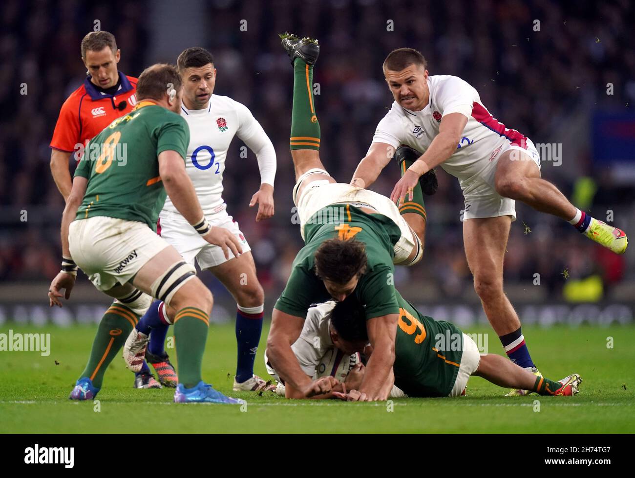 Der englische Marcus Smith wird vom südafrikanischen Cobus Reinach (rechts) und Eben Etzebeth während des Autumn International-Spiels im Twickenham Stadium, London, angegangen. Bilddatum: Samstag, 20. November 2021. Stockfoto