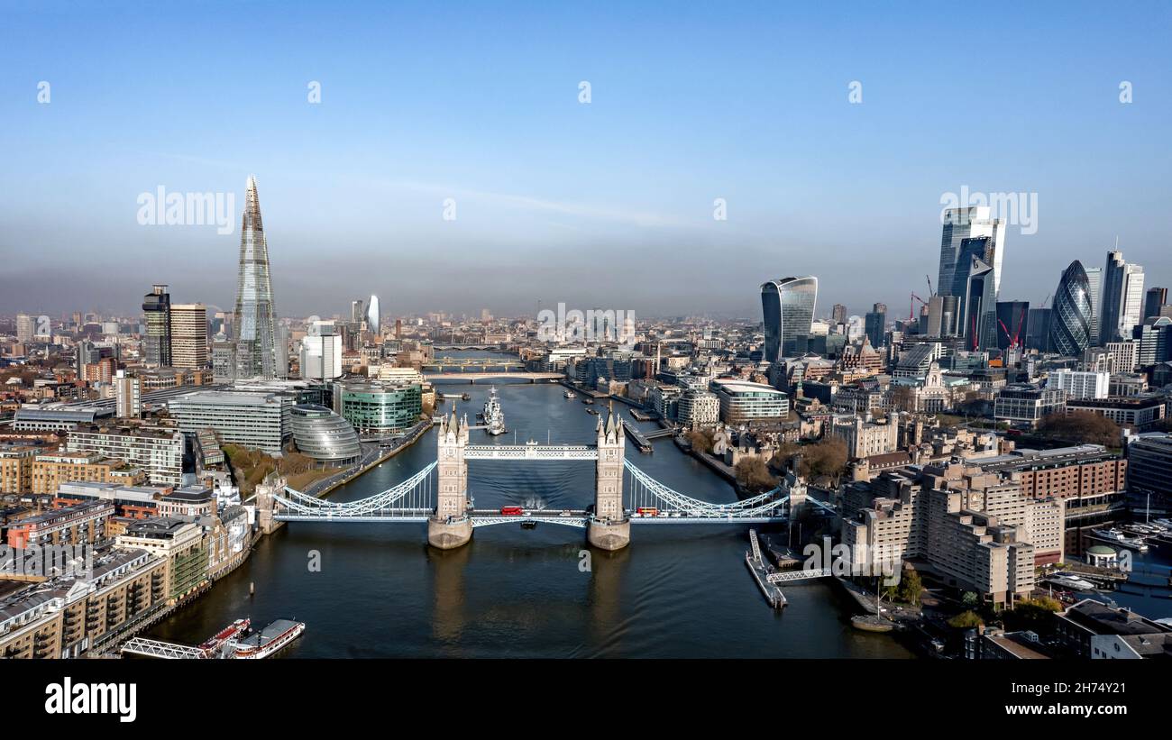 London City, Tower Bridge, The Shard und die Themse. Blick aus der Vogelperspektive über die Turmbrücke in Richtung Stadt und Finanzviertel bei hellem Licht Stockfoto