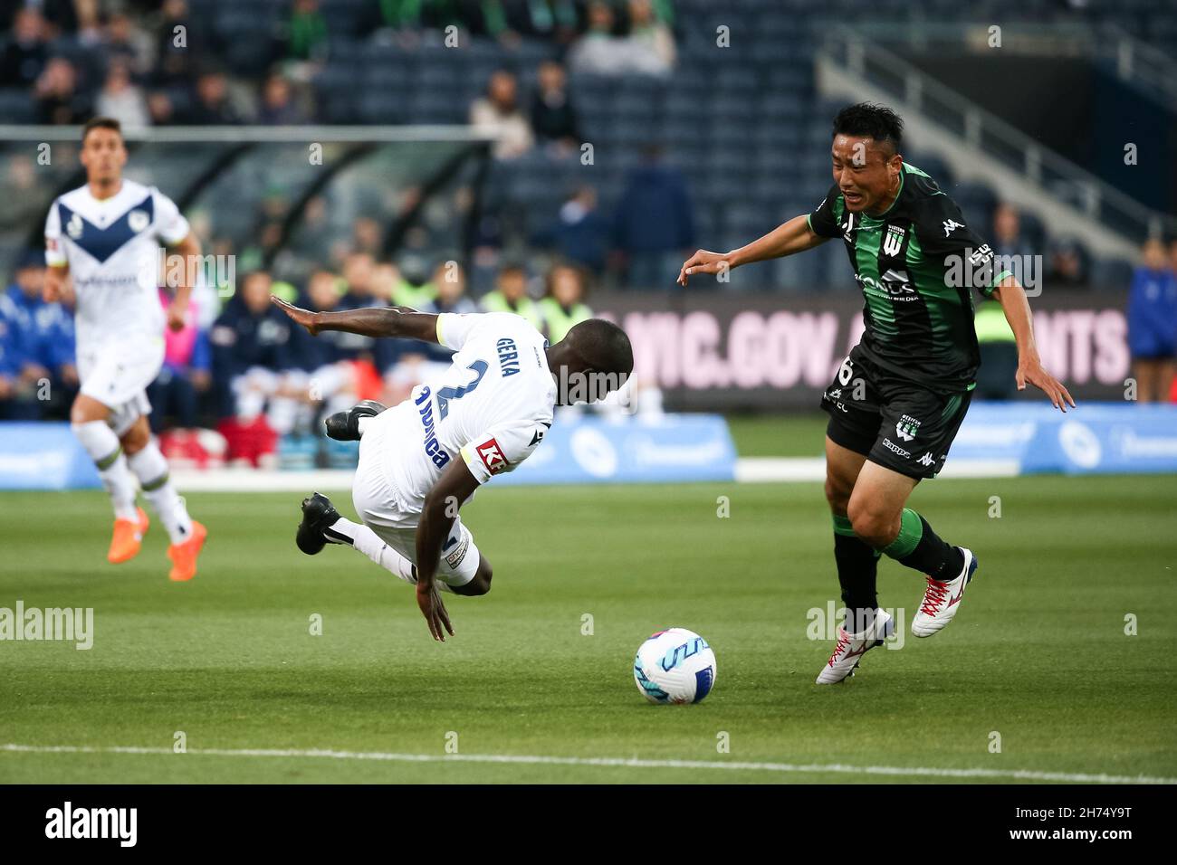 Melbourne, Australien, 20. November 2021. Tomoki Imai von Western United spielt den Ball vor Jason Geria von Melbourne Victory während des A-League-Fußballmatches der Runde 1 zwischen dem Western United FC und dem Melbourne Victory FC am 20. November 2021 im GMHBA Stadium in Geelong, Australien. Kredit: Dave Hewison/Speed Media/Alamy Live Nachrichten Stockfoto