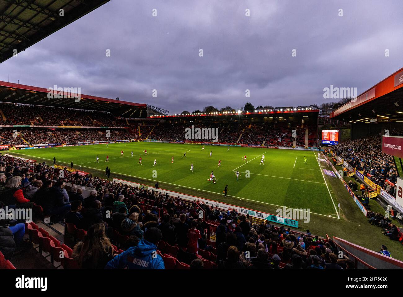 Allgemeiner Blick auf die Action während des Sky Bet League One-Spiels im The Valley, London. Bilddatum: Samstag, 20. November 2021. Stockfoto