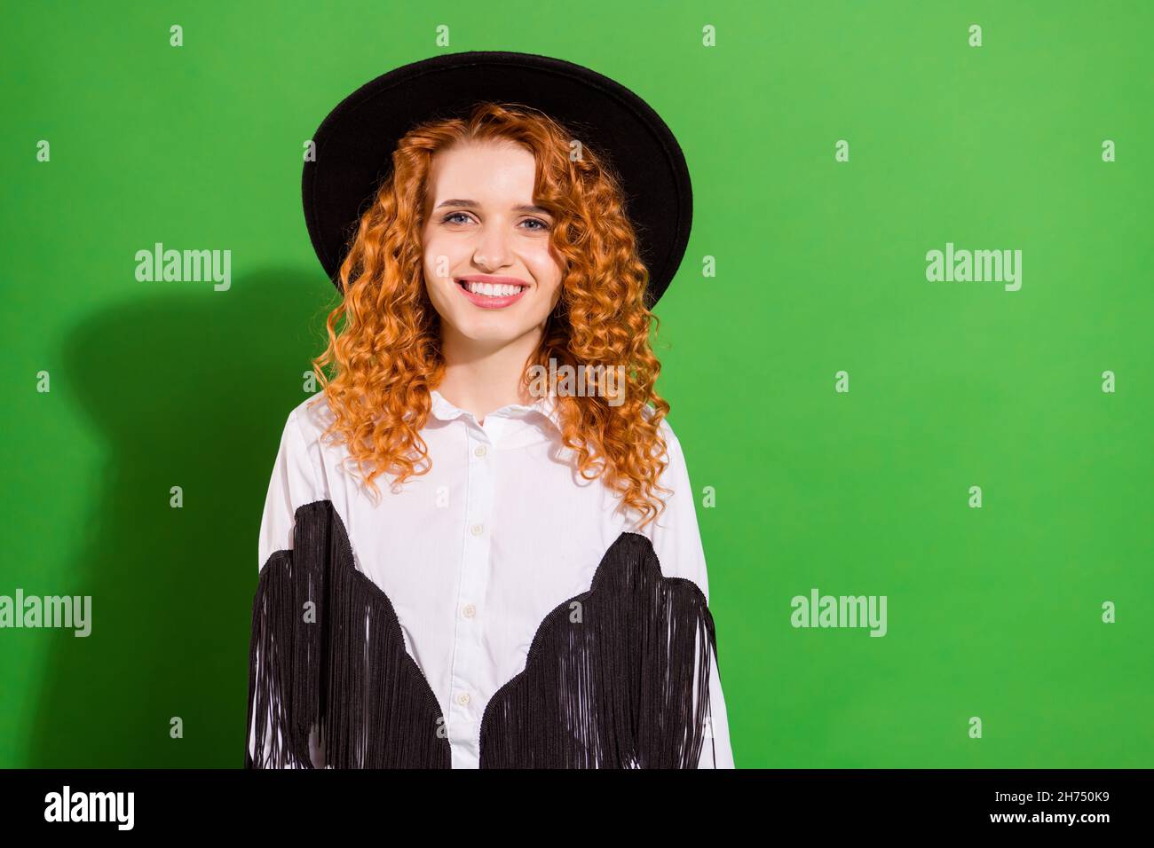 Portrait von attraktiven fröhlich wellig-haarige Mädchen tragen moderne cool Cowboy Blick isoliert über hellen grünen Hintergrund Stockfoto