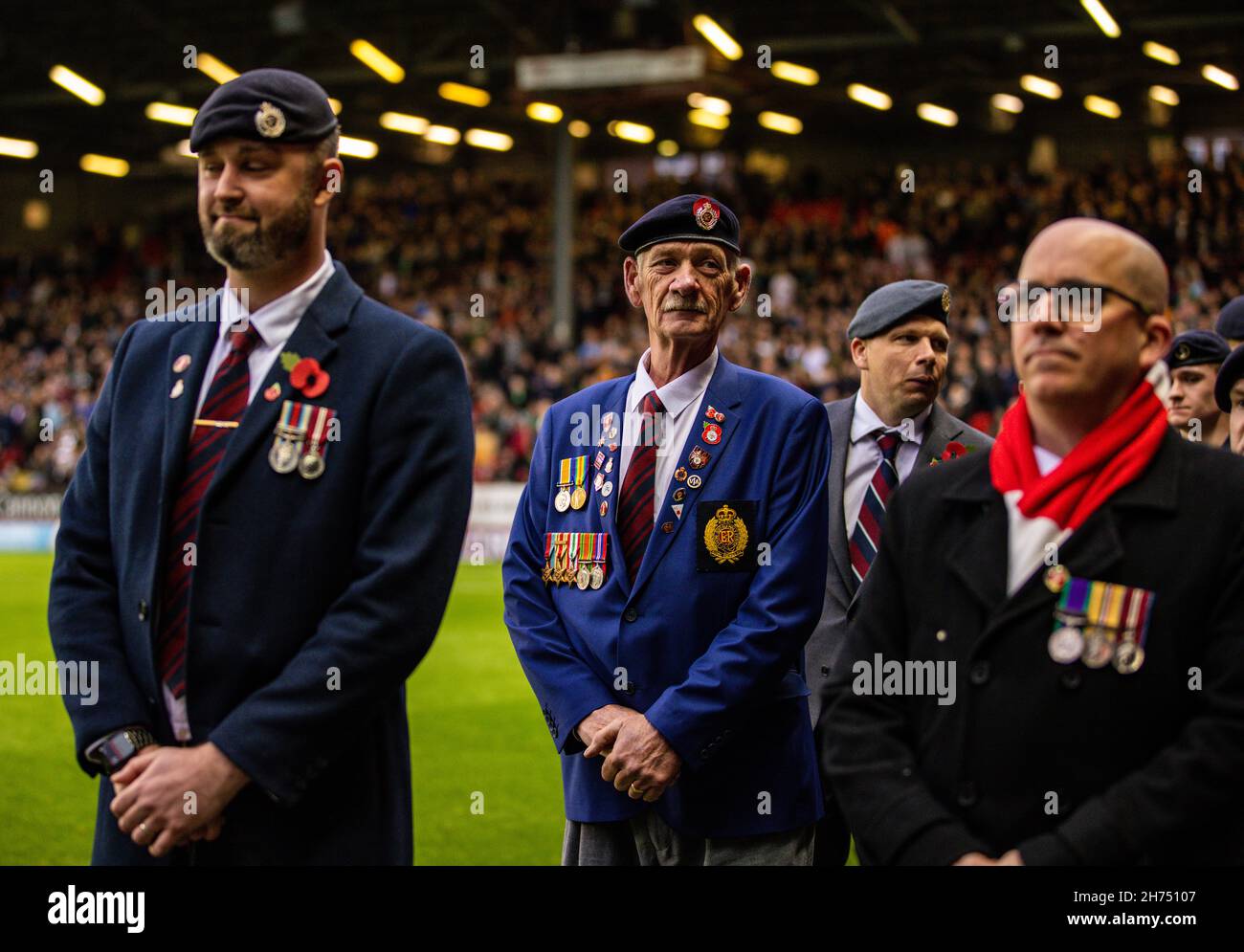 Militärpersonal während der jährlichen Gedenkfeier vor dem Sky Bet League One-Spiel im Londoner Valley. Bilddatum: Samstag, 20. November 2021. Stockfoto