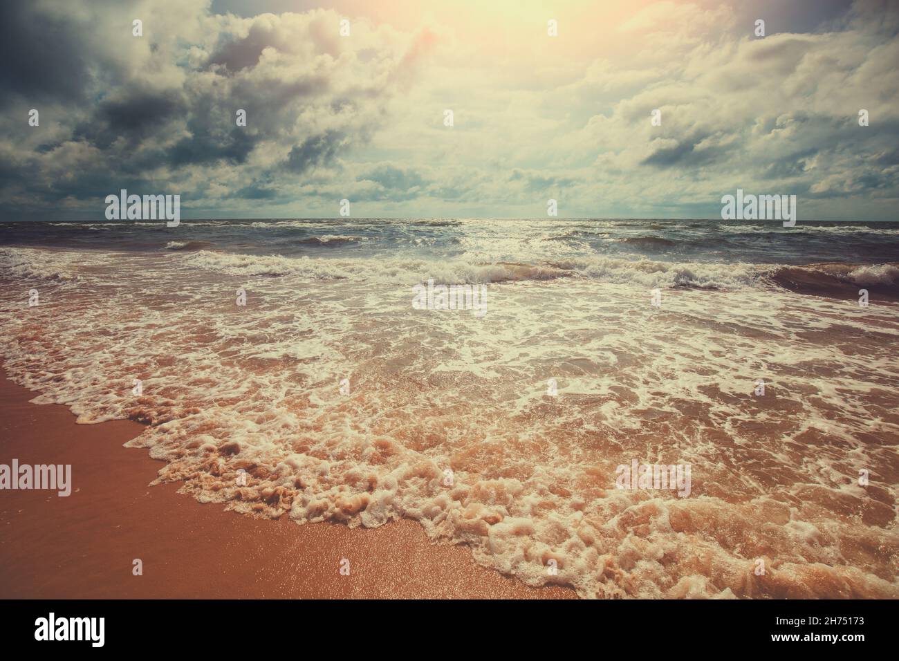 Am frühen Morgen. Sonnenaufgang über dem stürmischen Meer Stockfoto