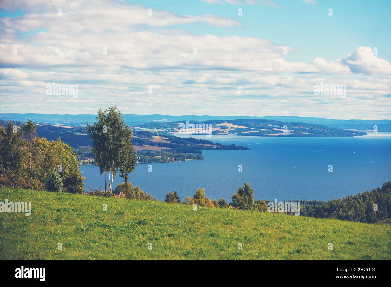Blick auf einen schönen See Mjosa in der Stadt Gjovik im Sommer. Norwegen, Europa Stockfoto