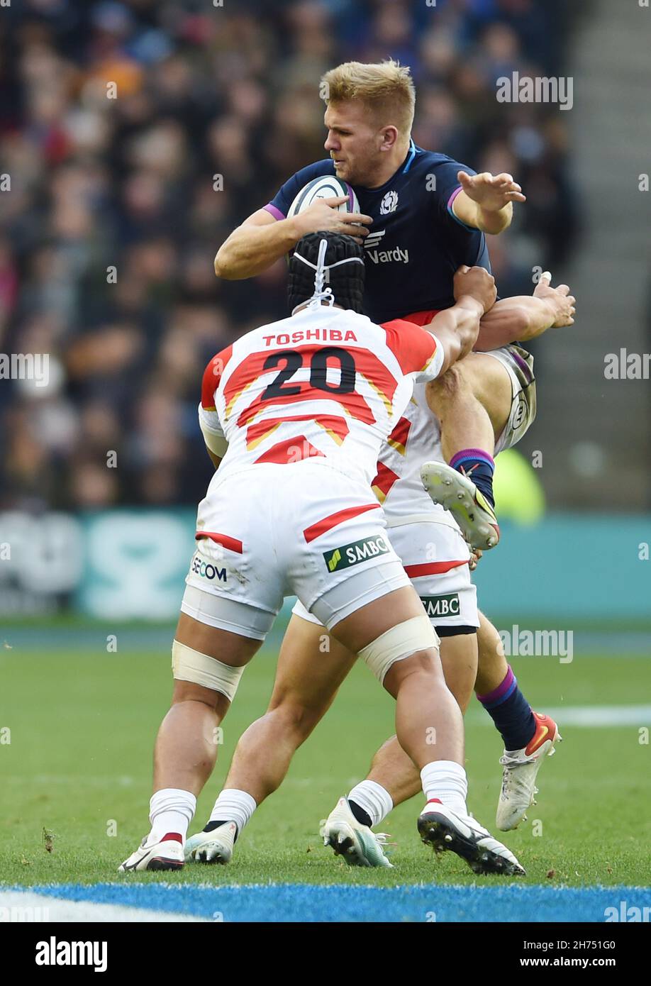 Edinburgh, Schottland, 20th. November 2021. Tevita Tatafu aus Japan und Chris Harris aus Schottland während des Spiels der Autumn Nation Series im Murrayfield Stadium, Edinburgh. Bildnachweis sollte lauten: Neil Hanna / Sportimage Stockfoto