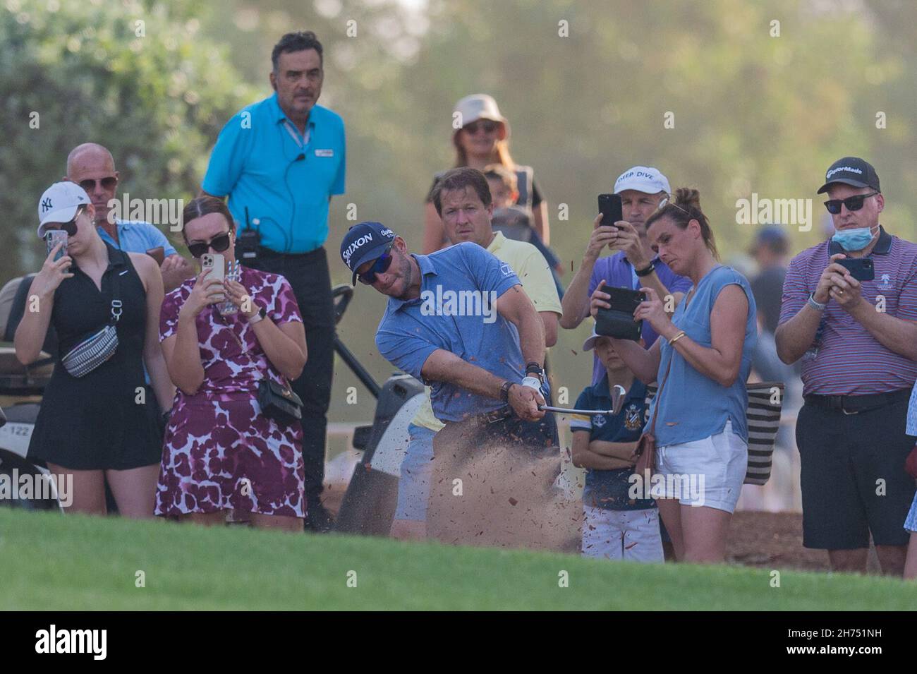 Dean Burmester aus Südafrika spielt während des DP World Tour Championship Day 3 am 20. November 2021 in Jumeirah Golf Estates, Dubai, VAE, eine Aufnahme aus dem Rough am achtzehnten Loch. Foto von Grant Winter. Nur zur redaktionellen Verwendung, Lizenz für kommerzielle Nutzung erforderlich. Keine Verwendung bei Wetten, Spielen oder Veröffentlichungen einzelner Clubs/Vereine/Spieler. Kredit: UK Sports Pics Ltd/Alamy Live Nachrichten Stockfoto