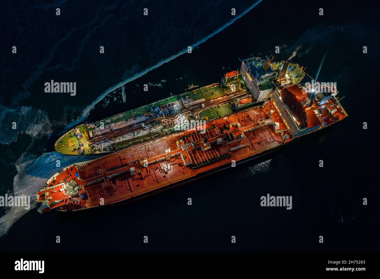 Zwei Tanker in der Nacht stehen in der Nähe in jungen Eis. Aufnahmen aus der Luft. Stockfoto