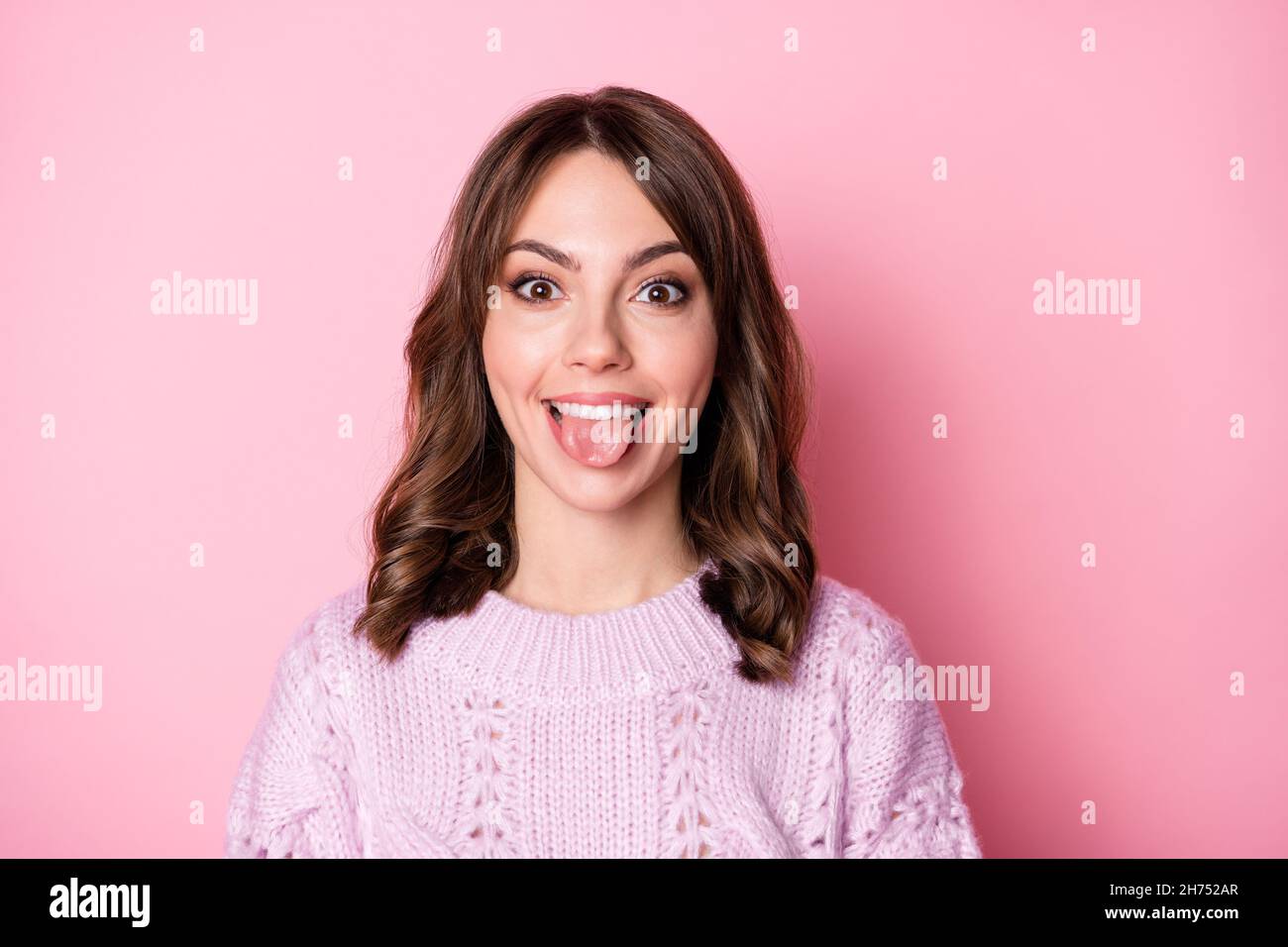 Foto von lustigen kindischen Dame Stick Zunge aus Mund tragen gestrickten Pullover isoliert rosa Farbe Hintergrund Stockfoto