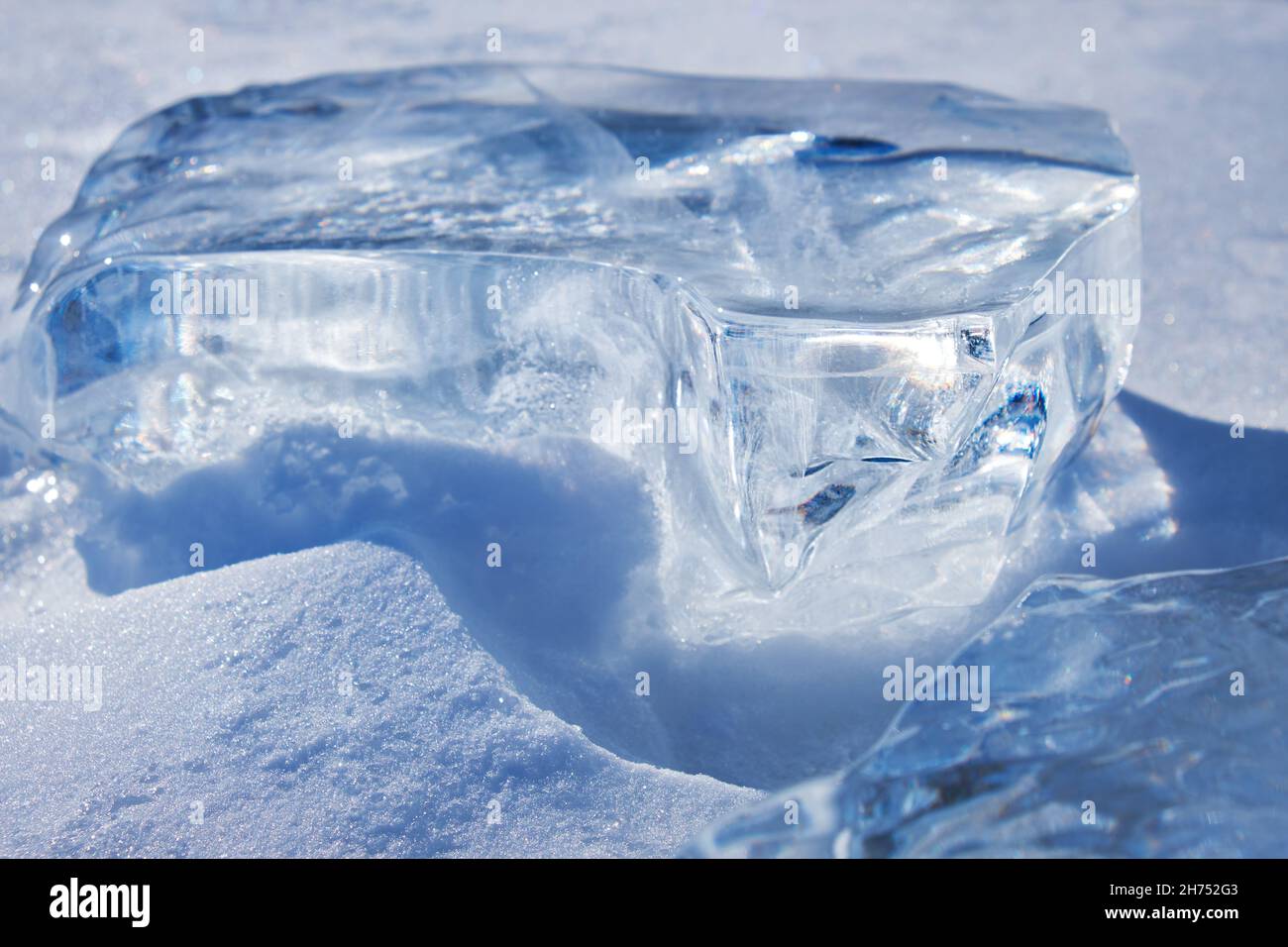 Eisschollen Kristall auf dem Schnee. Natürlicher Winterhintergrund. Stockfoto