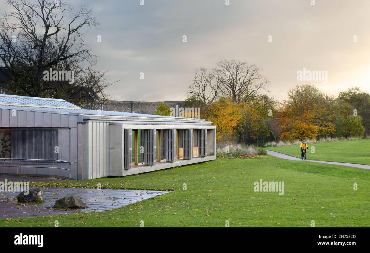 Edinburgh, Schottland, Großbritannien - Holyrood Park Education Center von Malcolm Fraser Architects Stockfoto