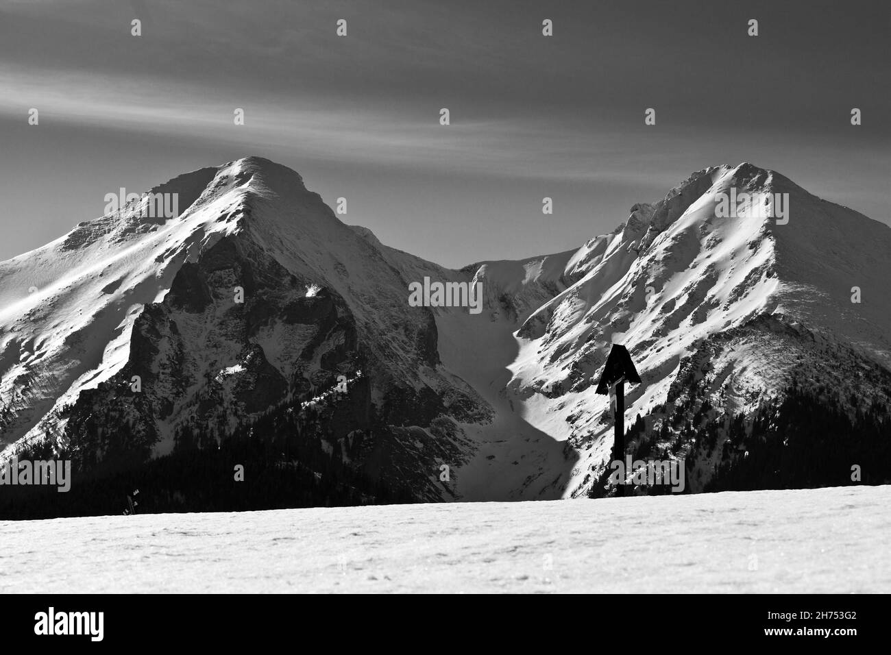 Schwarz-Weiß-Foto, Kreuz in den Bergen, Slowakische Tatra Stockfoto