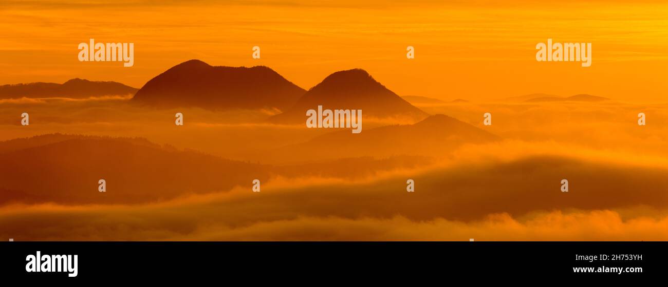 karpatenhügel im Nebel, Sonnenaufgang im Nebel, goldenes Fotolicht, goldene Fotostunde Stockfoto