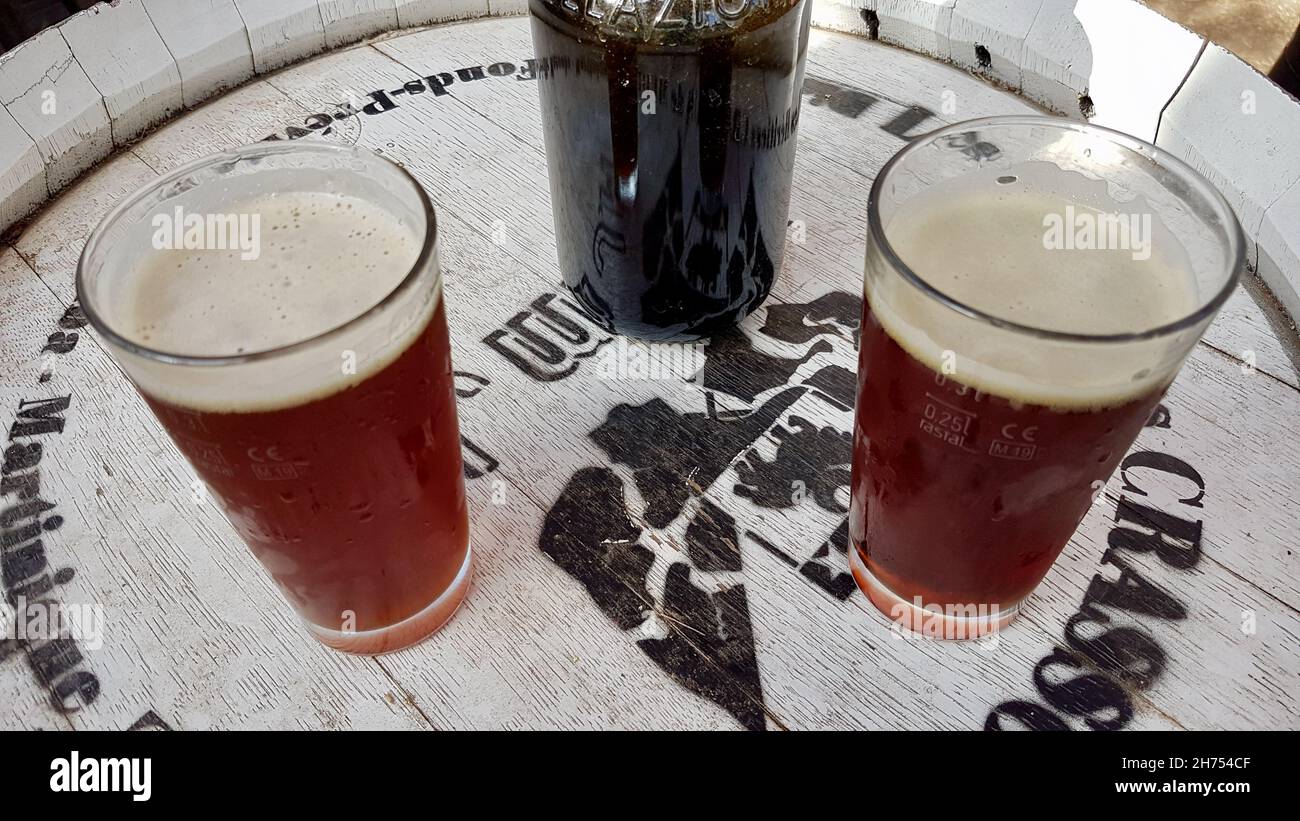 Patrimonio, Korsika, 23.08.2020. Bier auf weißem Holzbartisch in der Ribella Brauerei zapfen. Stockfoto