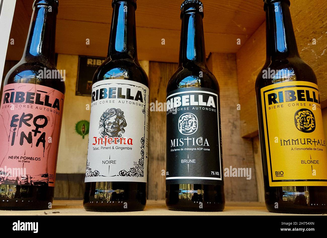Patrimonio, Korsika, 23.08.2020. Auswahl an verschiedenen Craft Bieren im Ribella Brauereiladen. Stockfoto