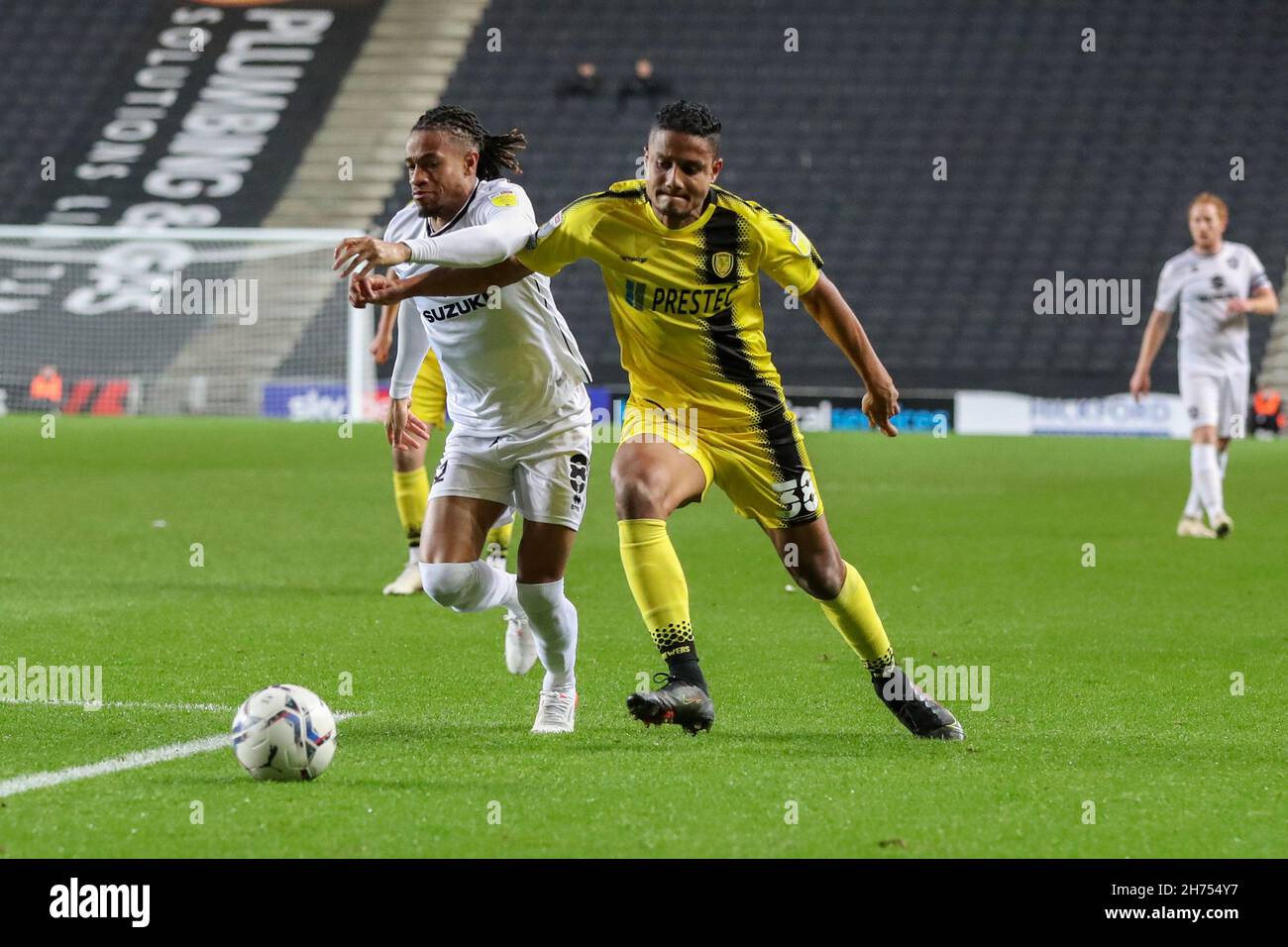 MILTON KEYNES, GBR. NOV 20th Milton Keynes Dons David Kasumu wird von Burton Albions Michael Mancienne während der zweiten Hälfte des Sky Bet League 1-Spiels zwischen MK Dons und Burton Albion am Samstag, dem 20th. November 2021, im Stadium MK, Milton Keynes, herausgefordert. (Kredit: John Cripps | MI Nachrichten) Kredit: MI Nachrichten & Sport /Alamy Live Nachrichten Stockfoto