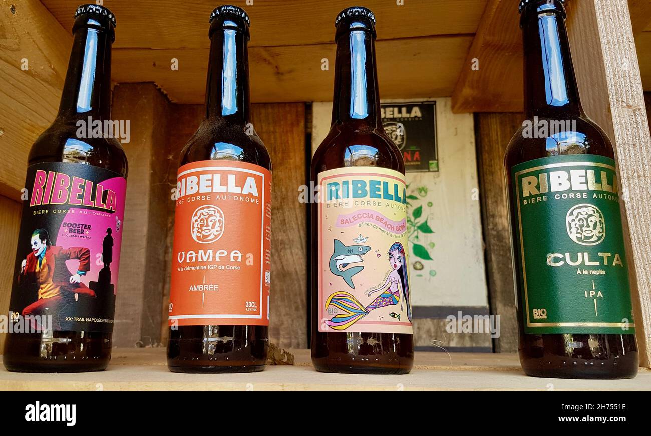 Patrimonio, Korsika, 23.08.2020. Auswahl an verschiedenen Craft Bieren im Ribella Brauereiladen. Stockfoto
