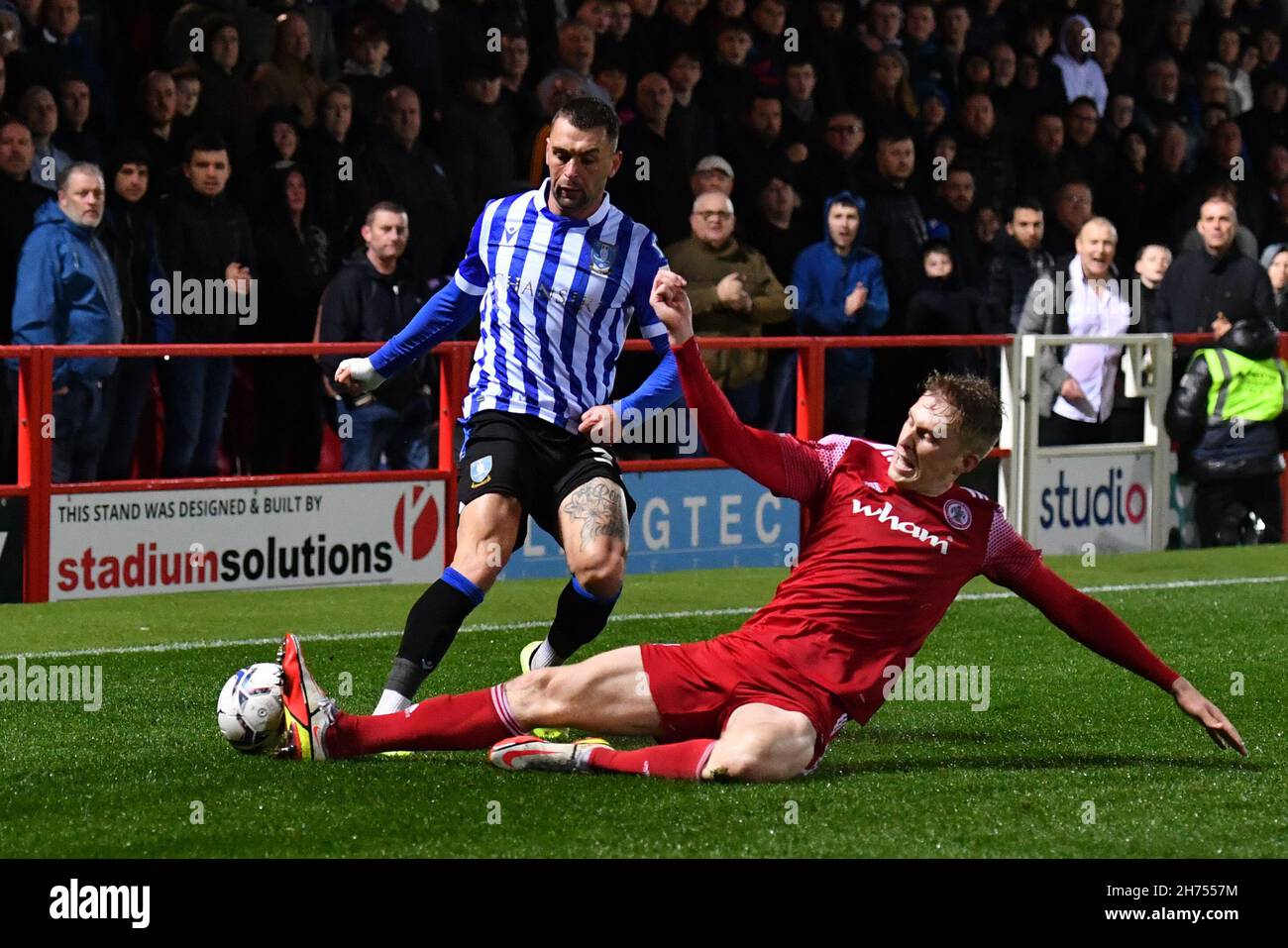 Accrington, Großbritannien. 20th. November 2021. Jack Hunt #32 von Sheffield Wednesday in Angriff genommen von Harvey Rodgers #2 von Accrington Stanley in Accrington, Vereinigtes Königreich am 11/20/2021. (Foto von Richard Long/News Images/Sipa USA) Quelle: SIPA USA/Alamy Live News Stockfoto