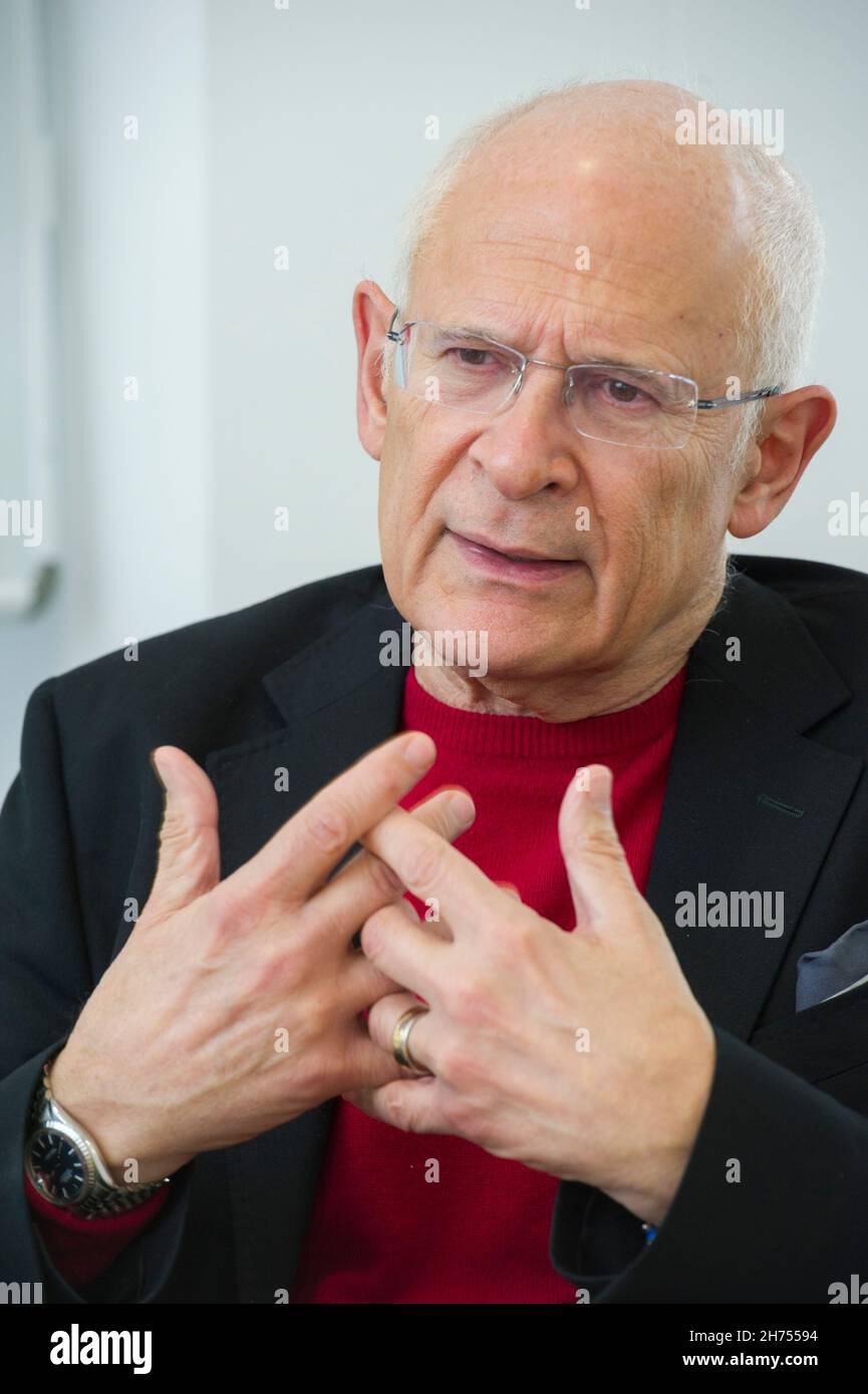 Professor Richard Portes CBE Professor für Wirtschaftswissenschaften an der London Business School im Gespräch Stockfoto