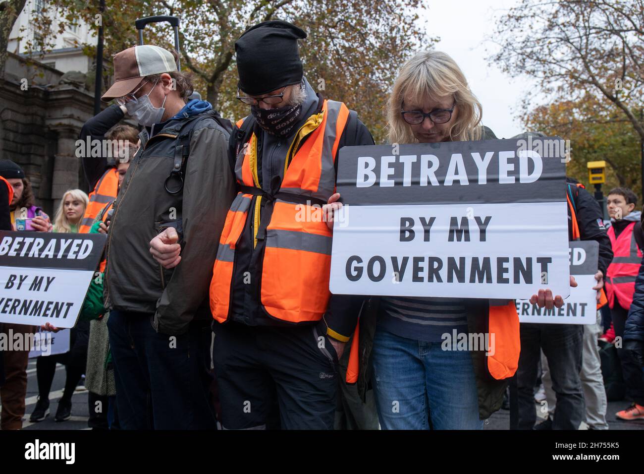 LONDON, Großbritannien 20th. NOVEMBER 2021, Beleidigung britischer Unterstützer protestieren in Solidarität mit dem 'Highway 9', der 3-6 Monate lang inhaftiert wurde, weil er gegen die großen Autobahnen in Großbritannien protestiert und für Klimagerechtigkeit gesperrt hatte und die Regierung dazu aufrief, Häuser zu isolieren. Stockfoto