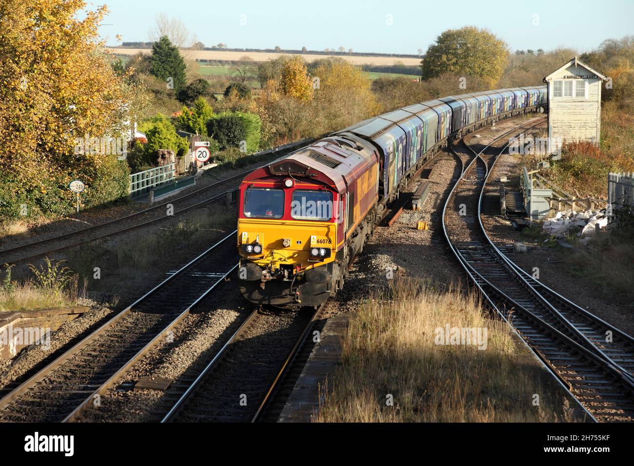 DB Cargo Class 66 Lok 66076 nähert sich am 17. 11. 21 mit dem Biomassedienst 1013 Immingham nach Drax dem Bahnhof Barnetby an. Stockfoto