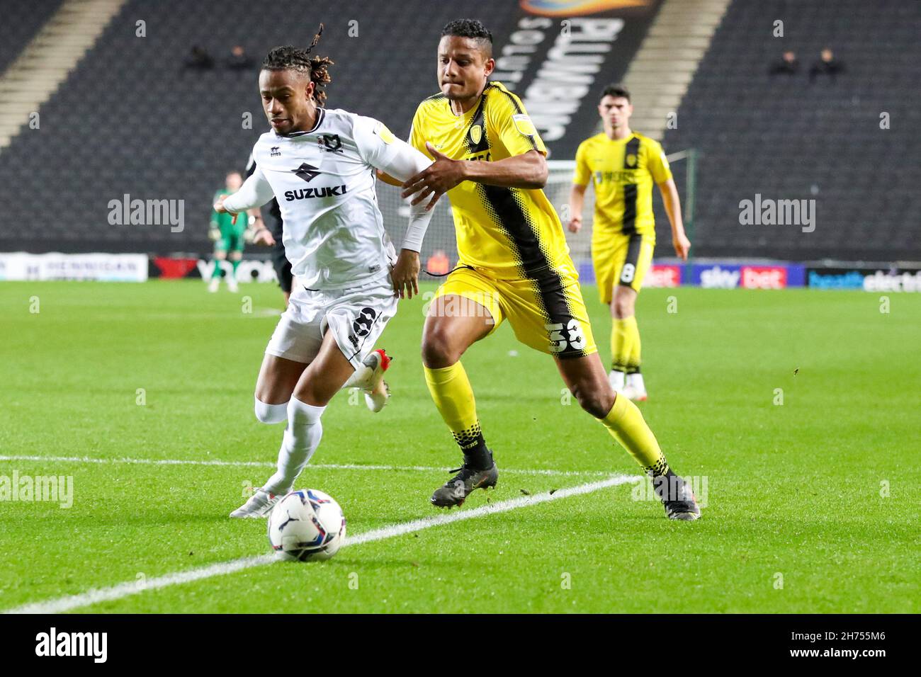 MILTON KEYNES, GBR. NOV 20th Milton Keynes Dons David Kasumu wird von Burton Albions Michael Mancienne während der zweiten Hälfte des Sky Bet League 1-Spiels zwischen MK Dons und Burton Albion am Samstag, dem 20th. November 2021, im Stadium MK, Milton Keynes, herausgefordert. (Kredit: John Cripps | MI Nachrichten) Kredit: MI Nachrichten & Sport /Alamy Live Nachrichten Stockfoto