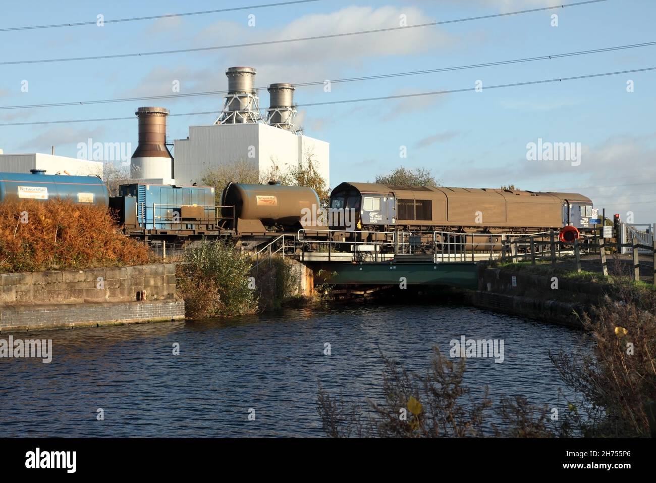 Die Lok 66426 der Baureihe 66 der DRS überquert den Stainforth- und Keadby-Kanal mit dem Grimsby Town 1138 nach York Railhead Treatment Train am 17/11/21. Stockfoto