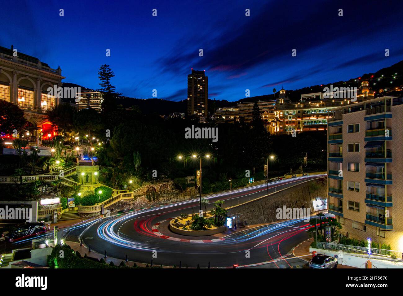 Die berühmte Haarnadelkurve auf der Formel-1-Rennstrecke in Monaco bei Nacht mit dem Casino auf der rechten Seite Stockfoto