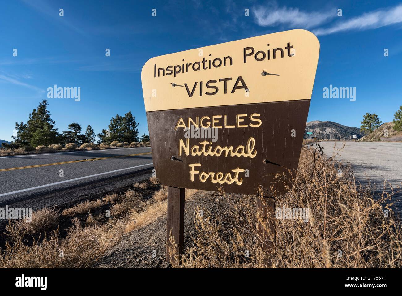 San Gabriel Mountains, Kalifornien, USA - 17. November 2021: Blick auf den Angeles National Forest Inspiration Point Vista Straßenschild auf Angeles Crest Hallo Stockfoto