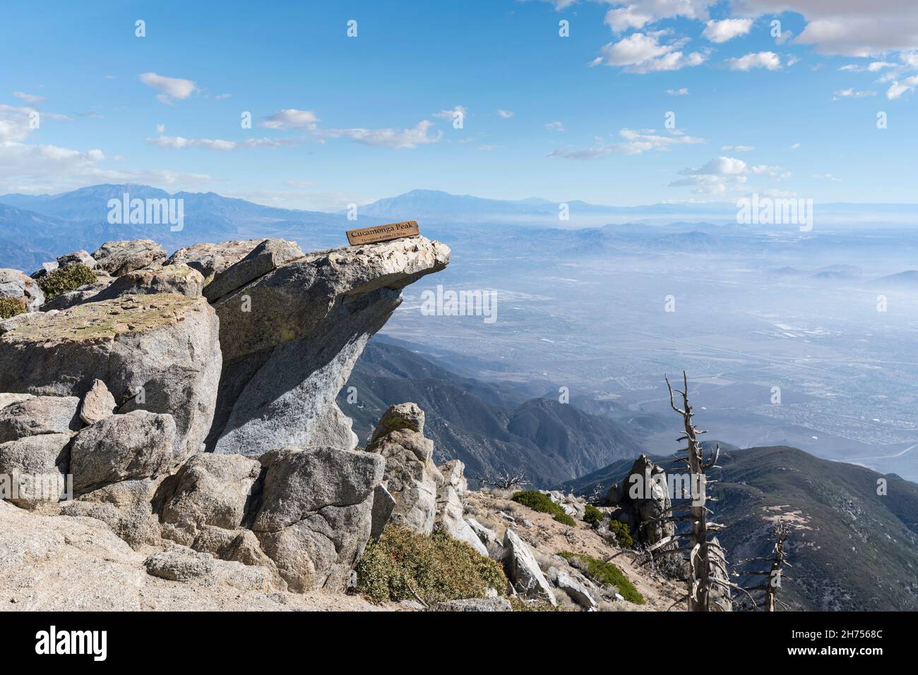 Cucamonga Peak Schild und Blick auf das San Gabriel Valley im San Bernardino County, Kalifornien. Stockfoto