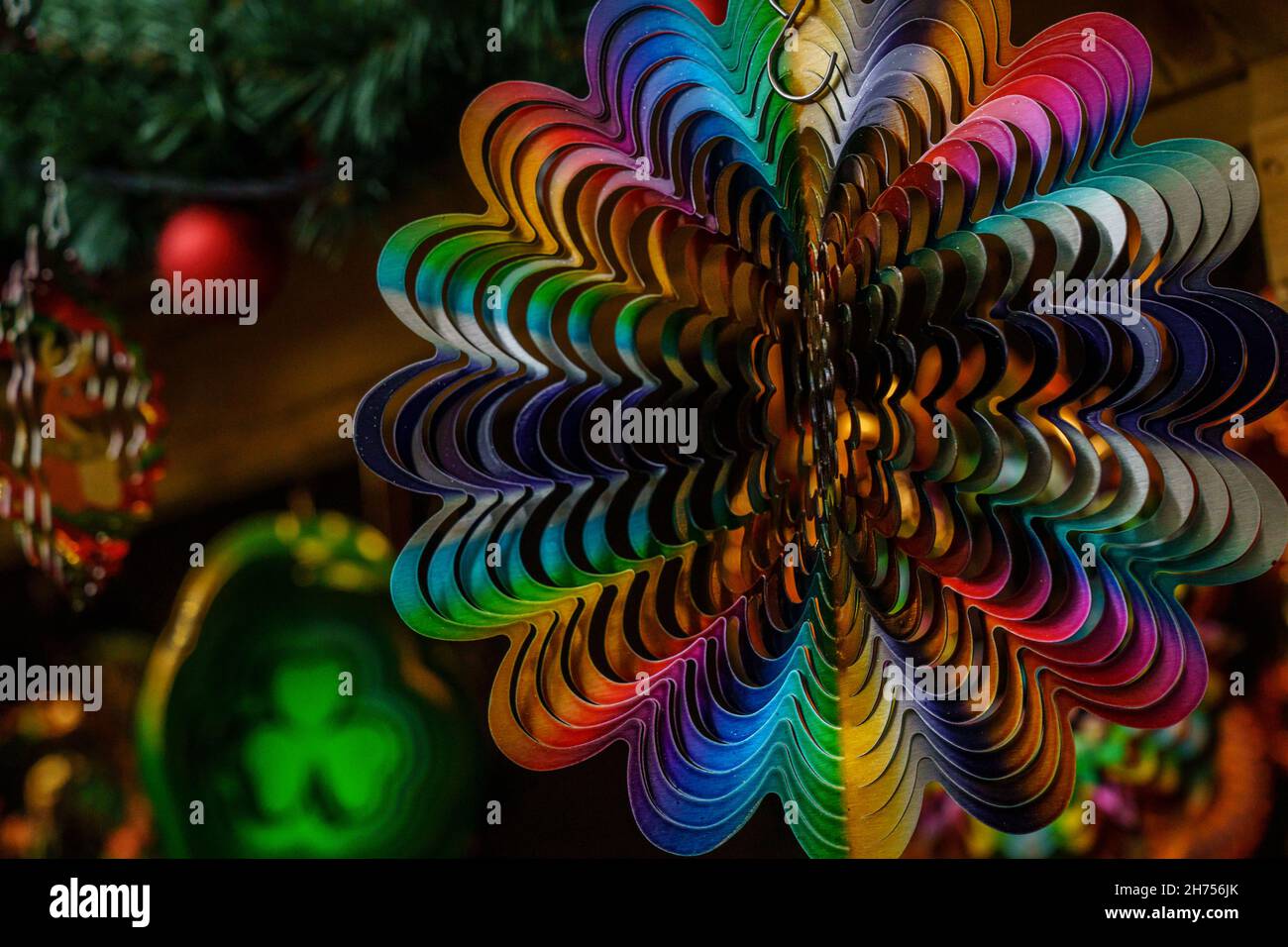 Der verzierte dekorative Windspinner des York Christmas Market in einem Regenbogen der Farben, York, North Yorkshire, England, Großbritannien. Stockfoto