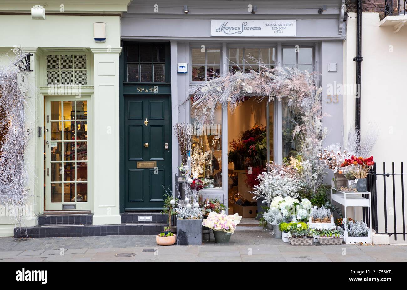 London, Vereinigtes Königreich - 20th. November 2021: Die Geschäfte werden zu Weihnachten in der stilvollen Gegend von Chelsea dekoriert. Stockfoto