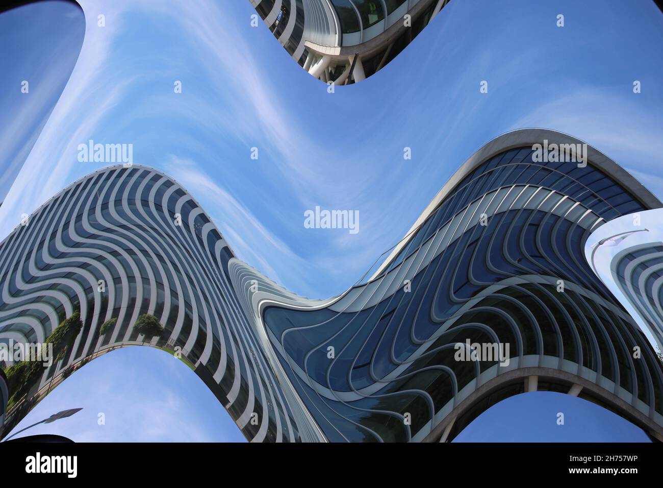 Abstrakte Stadtgebäude Reflexionen in gewelltem Wasser Hintergrund Stockfoto
