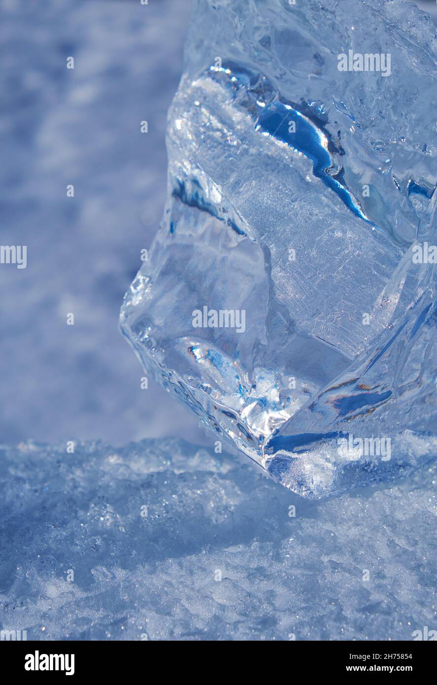 Eisschollen Kristall auf dem Schnee. Natürlicher Winterhintergrund. Stockfoto