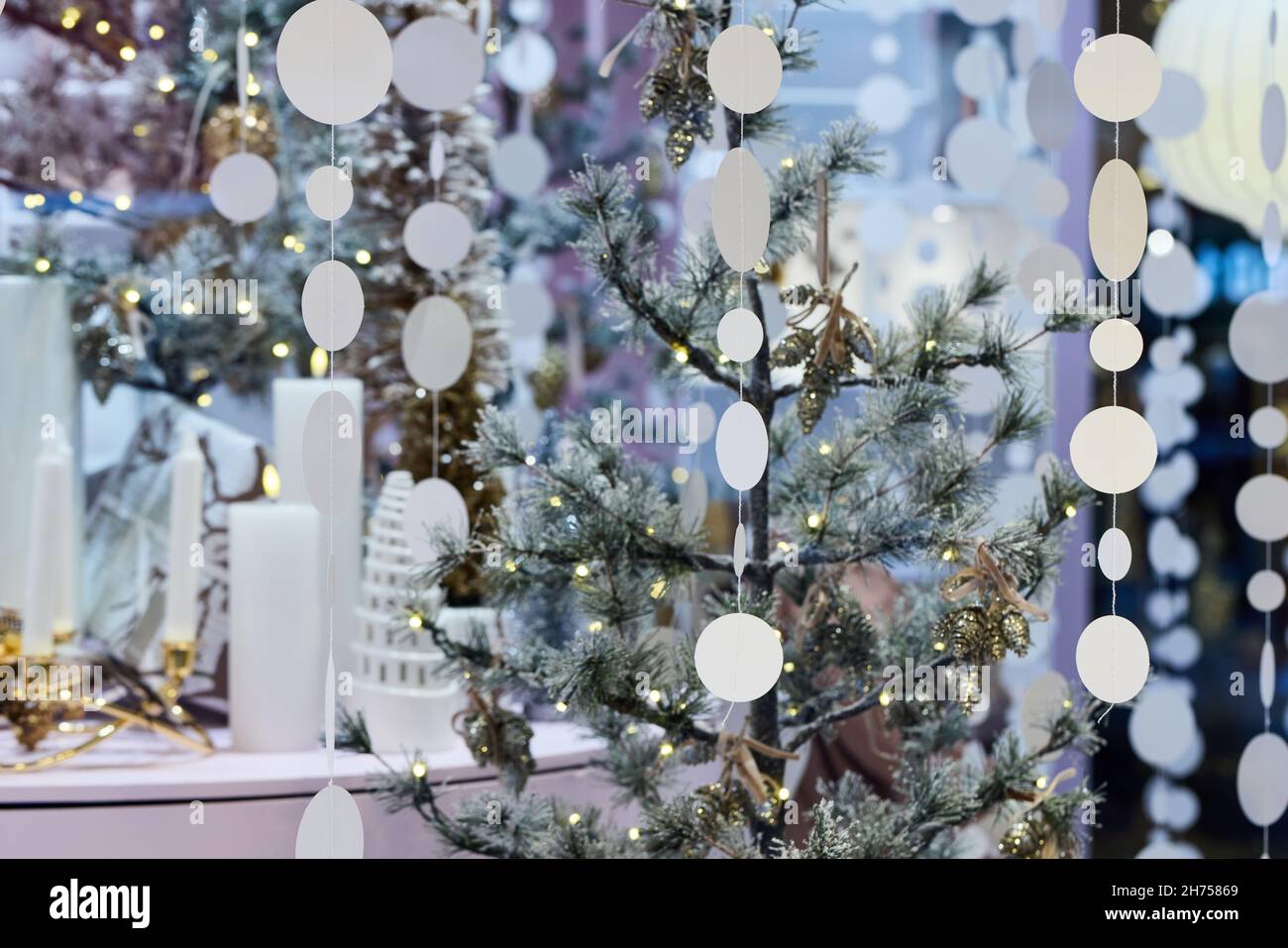 Weihnachtsdekoration im Schaufenster der Galeria Kaufhof am Marienplatz.  [Automatisierte Übersetzung] Stockfotografie - Alamy