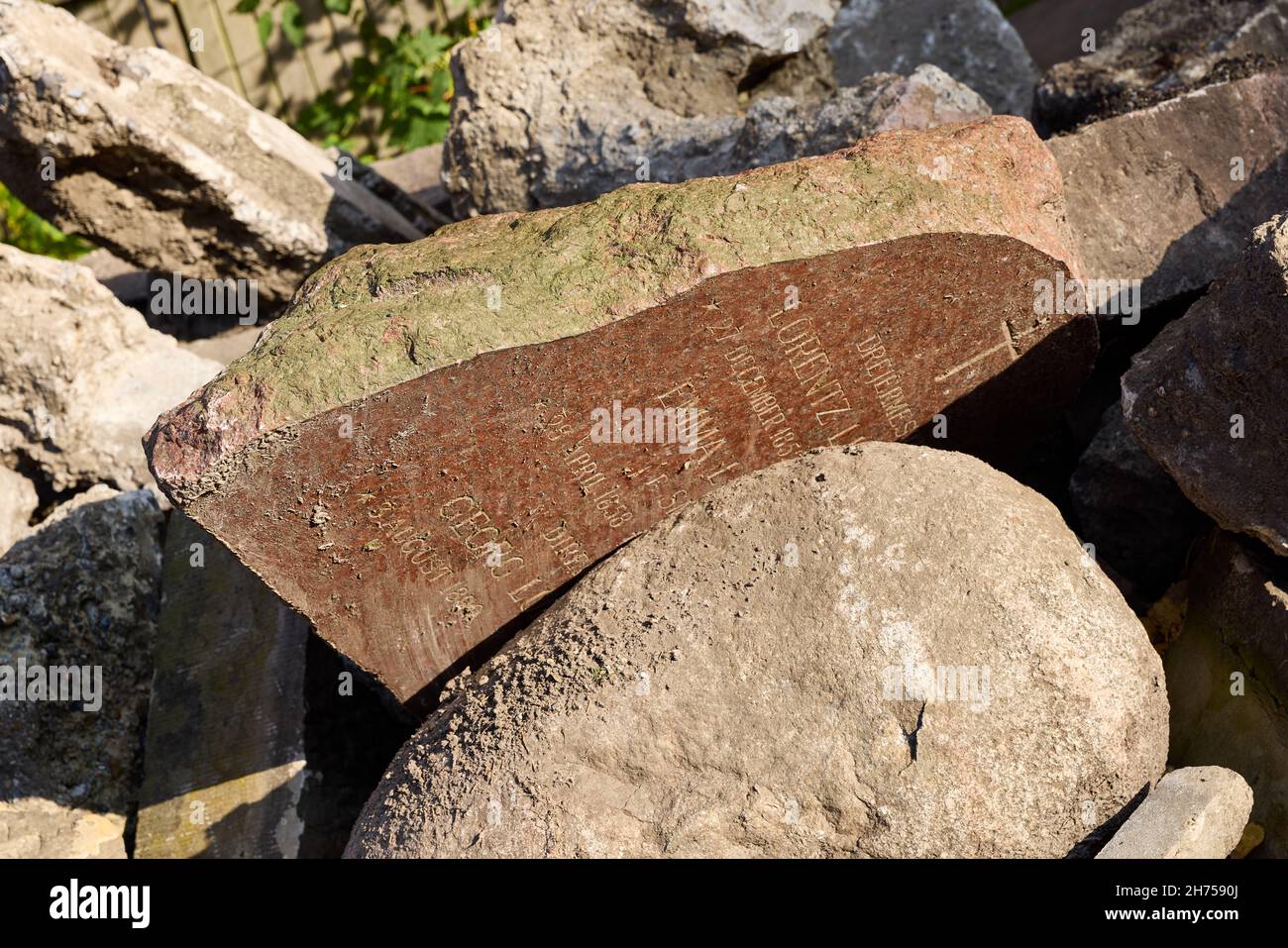 Abgeworfener Grabstein Stockfoto