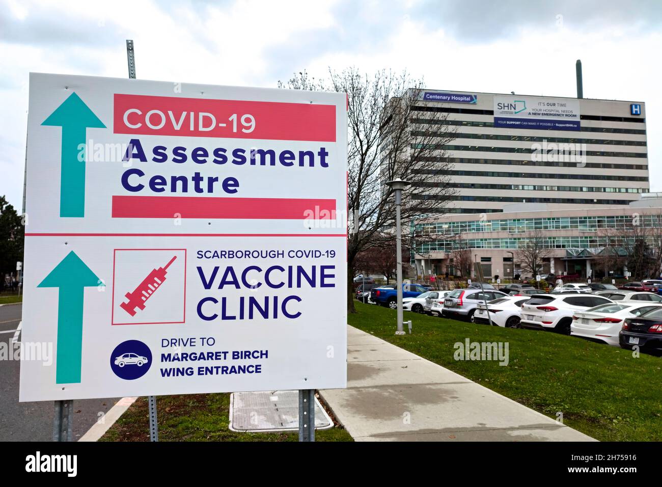 Toronto, Ontario, Kanada - 11/18/2021: Zeichen, um dem Covid-19 Assessment Centre und der Impfstoffklinik die Richtung zu zeigen Stockfoto