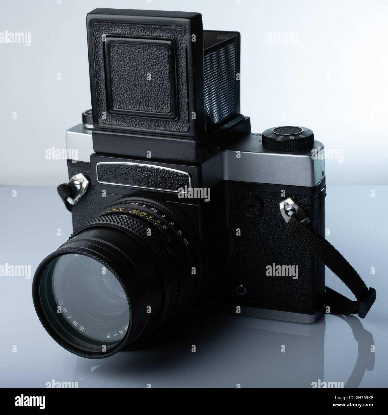 Helsinki / Finnland - 20. NOVEMBER 2021: Nahaufnahme einer klassischen Mittelformatkamera vor weißem Hintergrund. Stockfoto