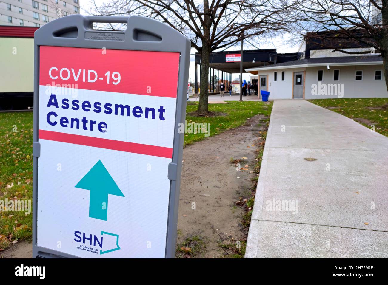 Toronto, Ontario, Kanada - 11/18/2021: Schild, um Richtung zum Covid-19 Assessment Centre zu zeigen Stockfoto
