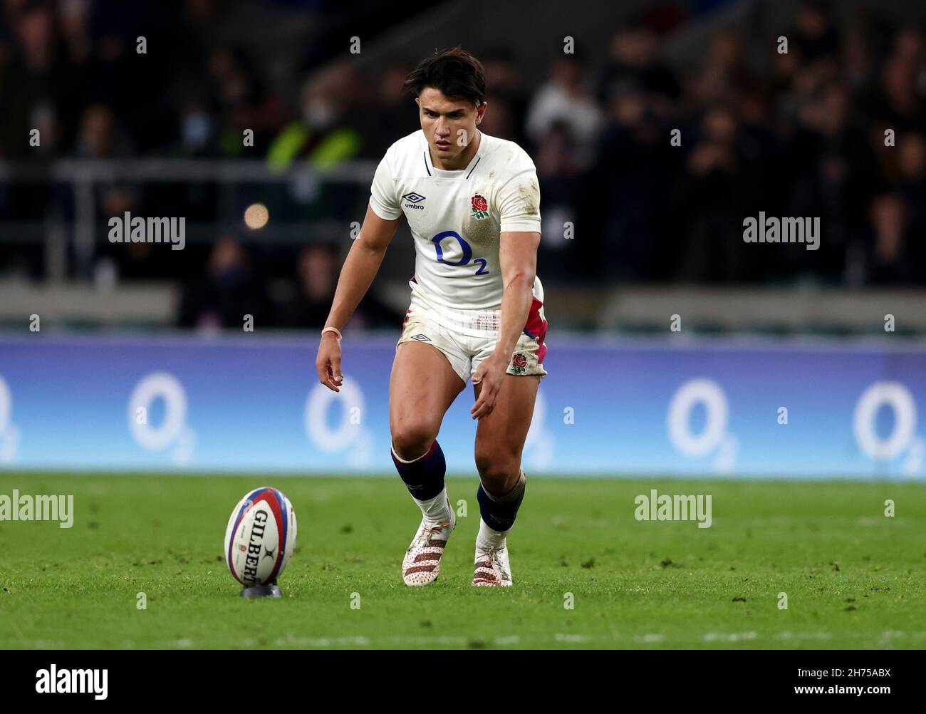 London, England, 20th. November 2021, Rugby Union, Autumn Nations Series International, England gegen Südafrika, Twickenham, 2021, 20/11/2021 Marcus Smith aus England schießt eine Strafe, um das Ergebnis auf 27-26 zu bringen, um das Spiel zu gewinnen.Kredit:Paul Harding/Alamy Live News Stockfoto