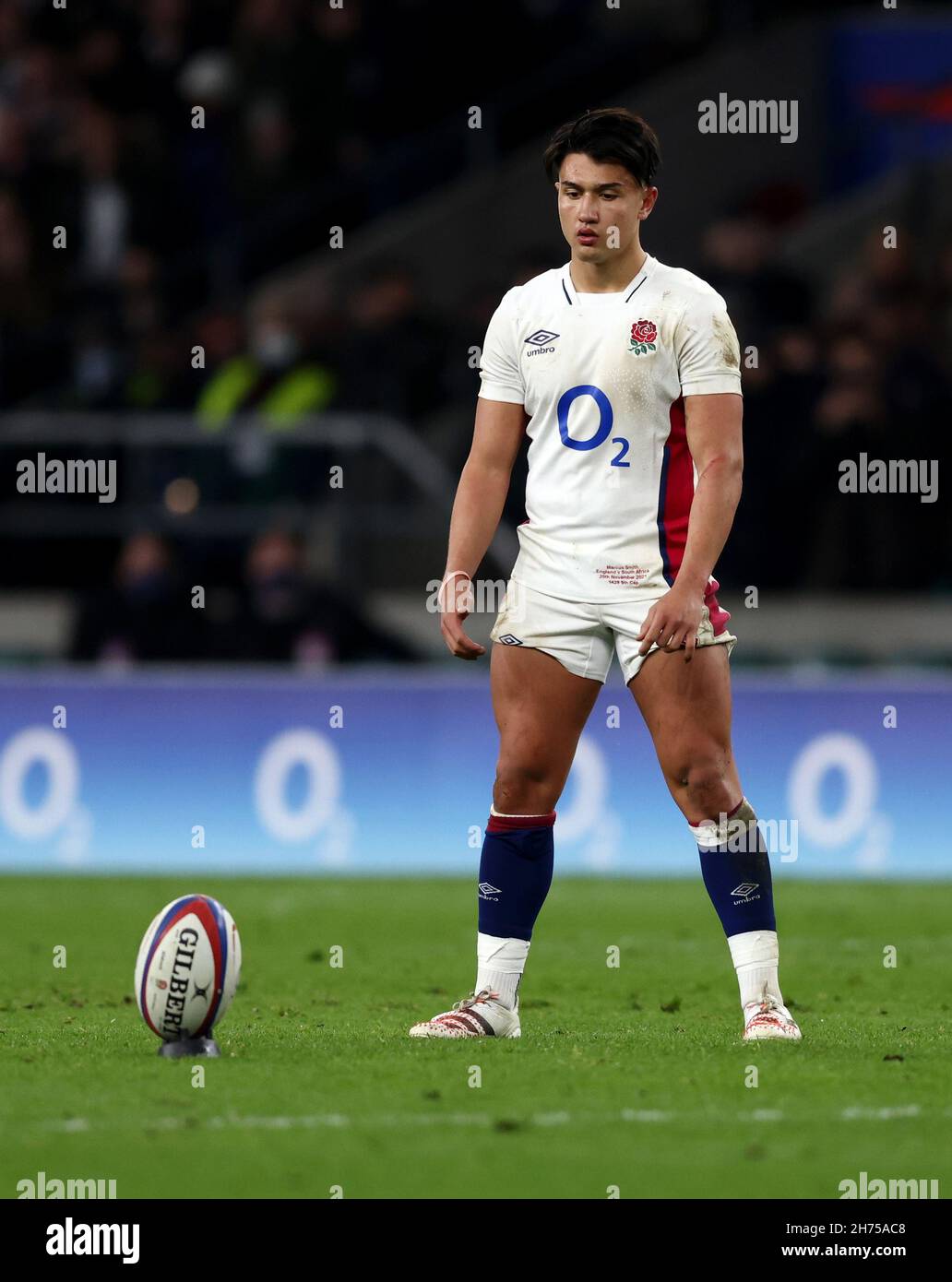 London, England, 20th. November 2021, Rugby Union, Autumn Nations Series International, England gegen Südafrika, Twickenham, 2021, 20/11/2021 Marcus Smith aus England schießt eine Strafe, um das Ergebnis auf 27-26 zu bringen, um das Spiel zu gewinnen.Kredit:Paul Harding/Alamy Live News Stockfoto