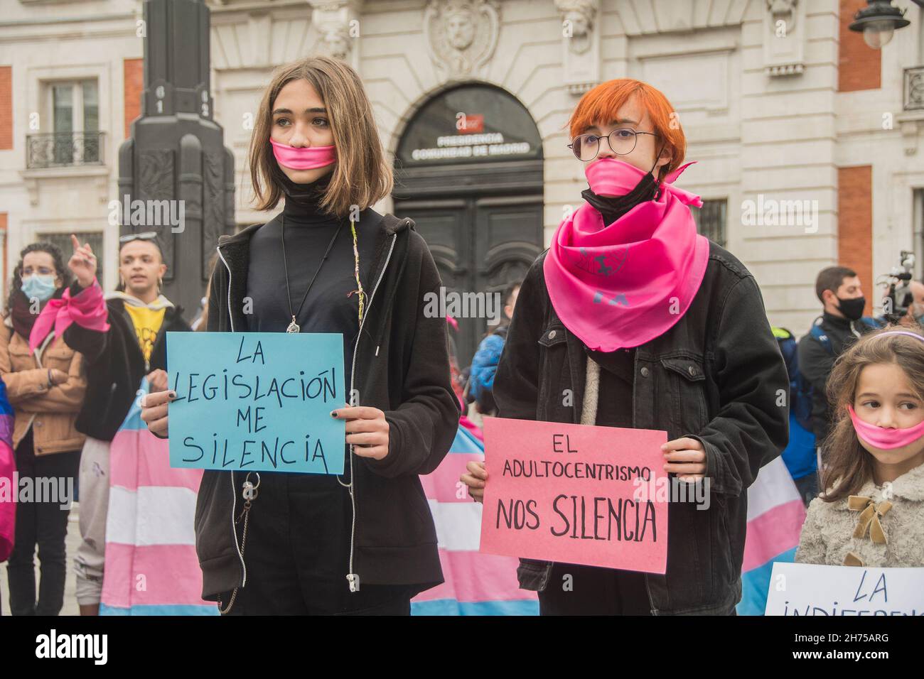 Die lgtbiq-Gemeinschaft demonstriert gegen Diskriminierung: Mobbing an der Schule und Ablehnung bei Jobs oder auf der Suche nach einem Zuhause. Unterdrückung, die unerträgliche Ausmass erreicht und noch schrecklicher gegen Transgender ist die lgtbiq-Bewegung beschuldigt den Diskurs und die Politik der Volkspartei und der rechtsextremen Partei Vox mit einem macho-, rassistischen, homophoben und transphobischen Diskurs, ihrem Francoismus und ihrem Hass gegen die kämpferische Linke, Die lgtbiq-Bewegung weist darauf hin, dass die von Isabel Díaz Ayuso geführte Gemeinschaft von Madrid ein klares Beispiel ist. Das Recht auf Abtreibung in p Stockfoto